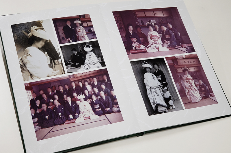 結婚式の写真が貼ってあるアルバム