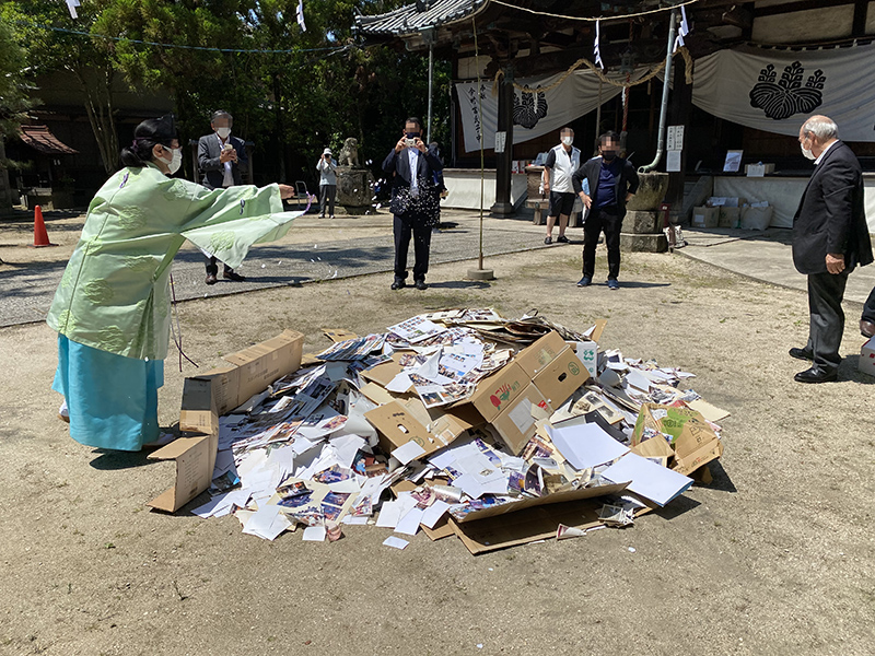 古いアルバムやプリント写真をお焚き上げしている写真