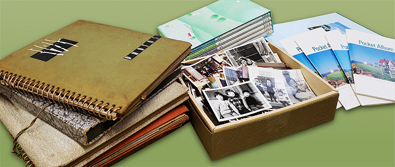 古いアルバムとポケットアルバム、箱に入った大量のプリント写真